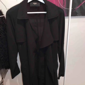  - Hola!!  Säljer min jätte fina kappa från bikbok. Köpte den för 399 kr säljer den nu för 230 kr. Den har används några gånger men är i ett bra skick. Kan mötas upp i Stockholms området  