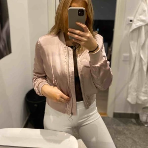  - Fin ljusrosa jacka, är i stl 40 men är liten i storlek då jag brukar ha stl S i mina kläder och jackan passar perfekt.  Köparen står för frakten🥰