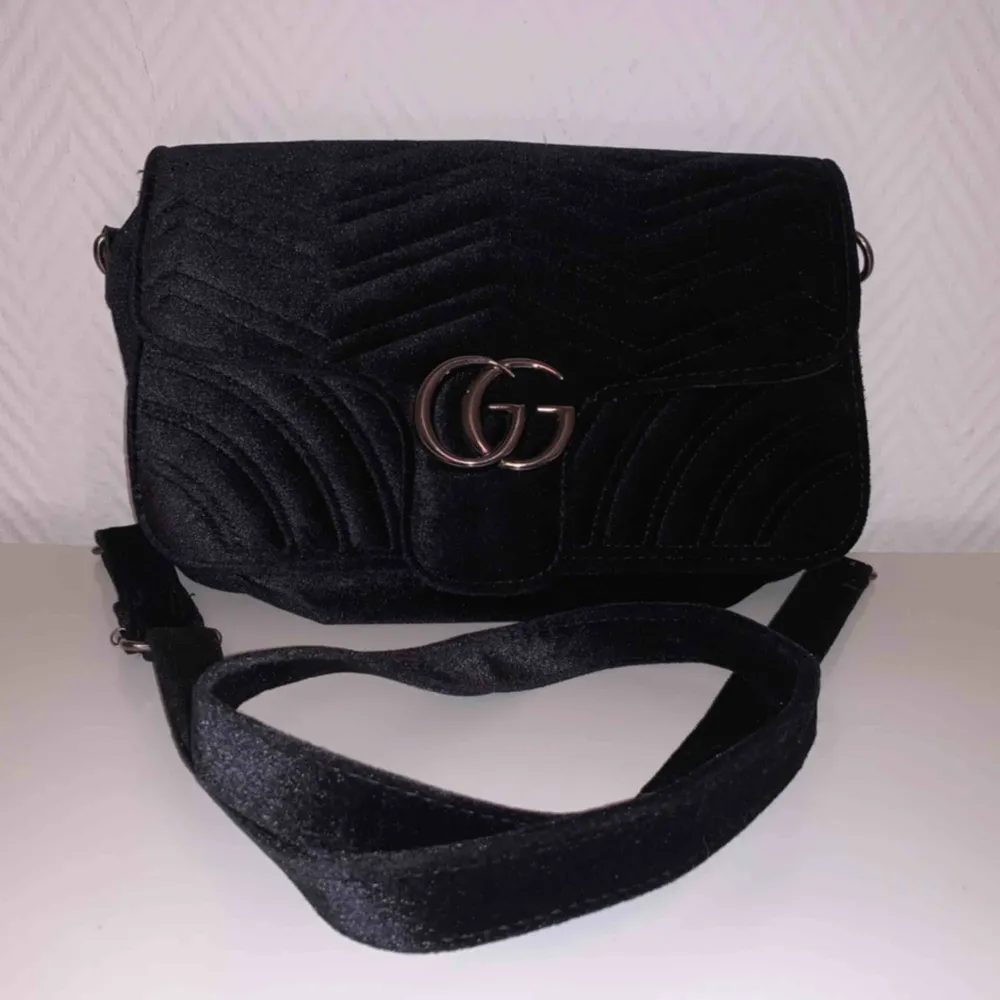 Väska som är oanvänd.  Det står GG på den, vilket betyder Gucci Gang men det är bara de. Inget speciel Frakten kostar 63kr . Väskor.