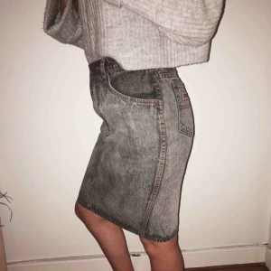  - Fantastisk vintage-kjol köpt i Italien🥰. Hög i midjan, storlek S. Dragkedjan är lite trasig, se sista bilden, men fungerar utmärkt ändå och man kan med fördel sätta i ett gem eller liknande så blir den komplett igen. Köparen står för frakt💕.