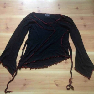  - Svart gothig tröja med vida ärmar och röd söm. I fint skick! 