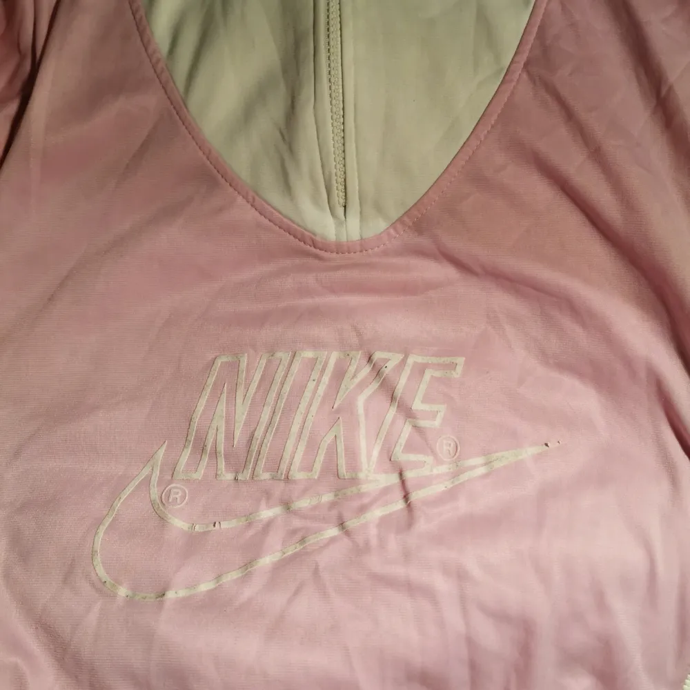 Orginal från Nike. Vintage från 80 talet Skickas inom 5 dagar efter mottagen betalning. När varan skickas så skickar jag bild till köparen på kvitto Köparen står för fraktkostnad . Övrigt.
