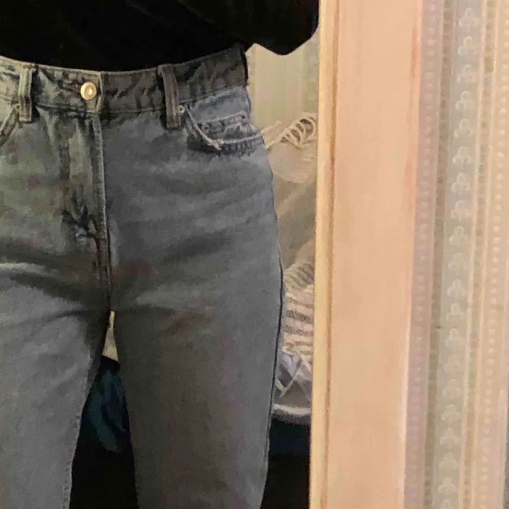 Mom-jeans från bershka, så fina och knappt använda🦋 storlek 34 (xs) men skulle säga att de passar S i midjan.  de sitter löst på mig som då i vanliga fall har 34 pris 120kr + frakt🦕. Jeans & Byxor.