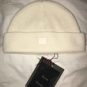  - Vit Acne mössa Kansy beanie Den lilla modellen köpt för ca 2 månader sen. I nyskick men använder ej då jag vill köpa en ny. 