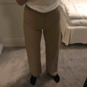  - Snygga beiga vida byxor från Monki. Obs! Några få små rosa fläckar på baksida lår, se bild 3. Använda 3 gånger. Fraktar eller möts upp i Stockholm