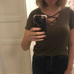  - Grön snygg t-shirt från FOREVER 21. Använd en gång, säljer pga använder ej