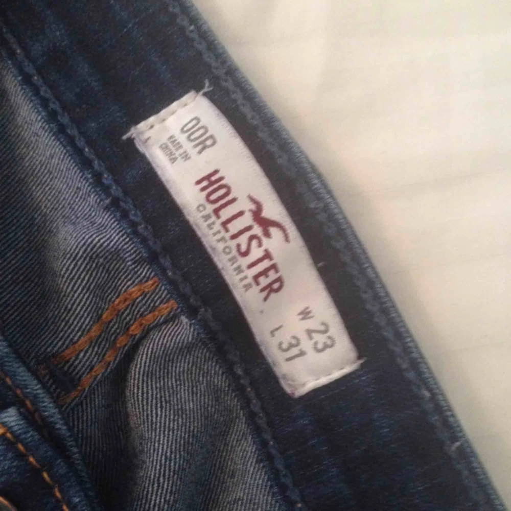 ett par hollister jeans med lite stretch. superfina slitningar. Jeans & Byxor.