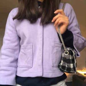  - Fint skick och fin färg. Passar många olika stilar och kan bäras under alla årstider. Ett tips är att ha hoodie under (som på bilderna). 😝Köparen står för frakten