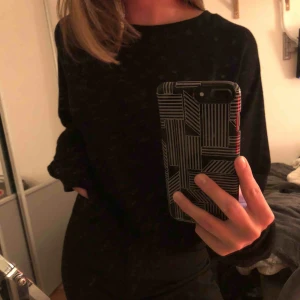  - Svart tjocktröja från bikbok i storlek S! Använd fåtal gånger och är i bra skick. Köparen står för frakt💓