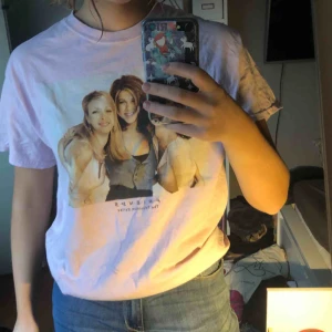  - Ljusrosa friends T-shirt, har ett litet hål i armhålan men de syns ej när man har den på sig