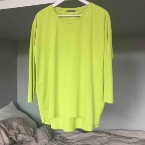  - Snygg neongul (syns inte riktigt på bilderna) tröja från cos. Jag har vanligtvis S så den sitter snyggt oversized.   Meddela mig för fler bilder! 