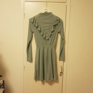  - Ny klänning från bikbok  Färg: ljusgrå/blå