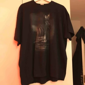  - Snygg tröja med tryck på fram, bra kvalitet på tyget🌟