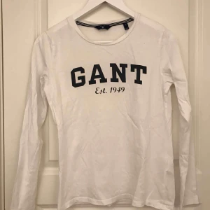  - Säljer denna Gant Tröja då den inte kommer till användning. Kan mötas upp i Norrtälje. Frakt tillkommer💖