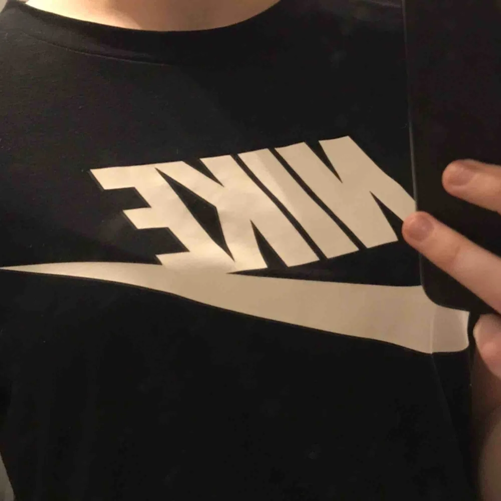 En fin svart Nike t-shirt☺️ Är i bra skick och säljer för 50kr + frakt!. T-shirts.