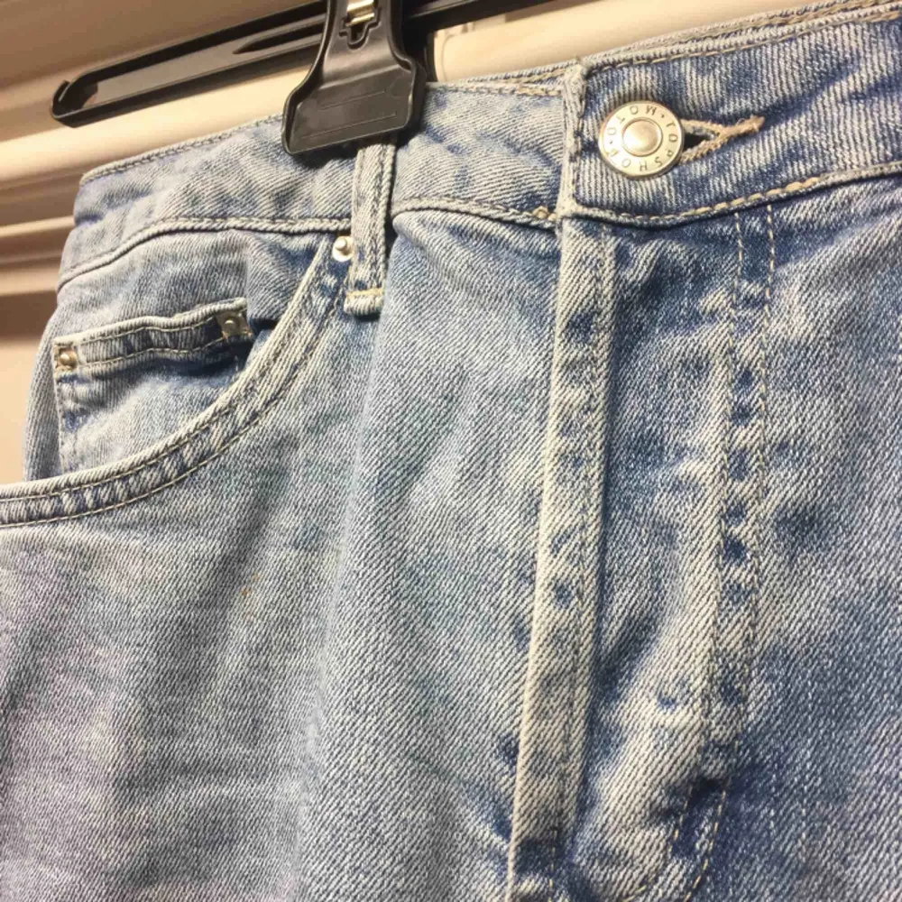 Så fina korta jeans! Säljs då dom är för stora för mig, helt i nyskick! En reva över ena bakfickan, därav priset. Skriv för bilder på eller frågor :). Jeans & Byxor.