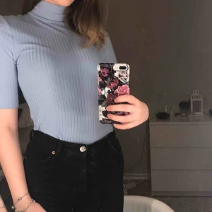  - Snygg blå polo från NAKD, är jätteskön i materialet, kommer dock ej till användning 