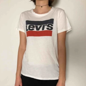  - Levis tröja 