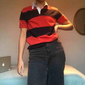 T-shirt med krage! - Något oversized röd och mörkblå/svart randig T-shirt med vit krage. Köpt second hand i Stockholm! Mycket bra skick. Möts upp i Stockholm eller skickar