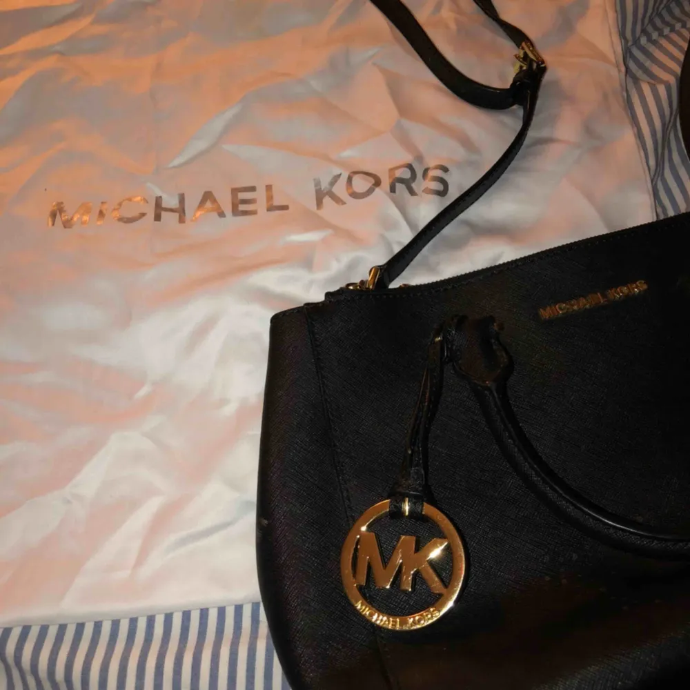 Michael Kors bag! Cute and casual :)) Slightly used, still in good condition. . Väskor.