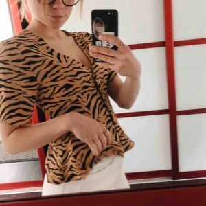  - Fin blus från H&M, oanvänd! Frakt på 50kr tillkommer 😃