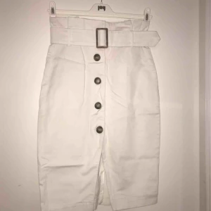  - Benvit kjol från H&M hög i midjan och kan dras åt i midjan för fin siluett. Använd 1 gång 🦋