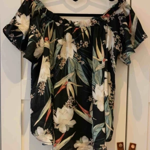  - Blus med resår upptill från Gina Tricot. Vid passform.