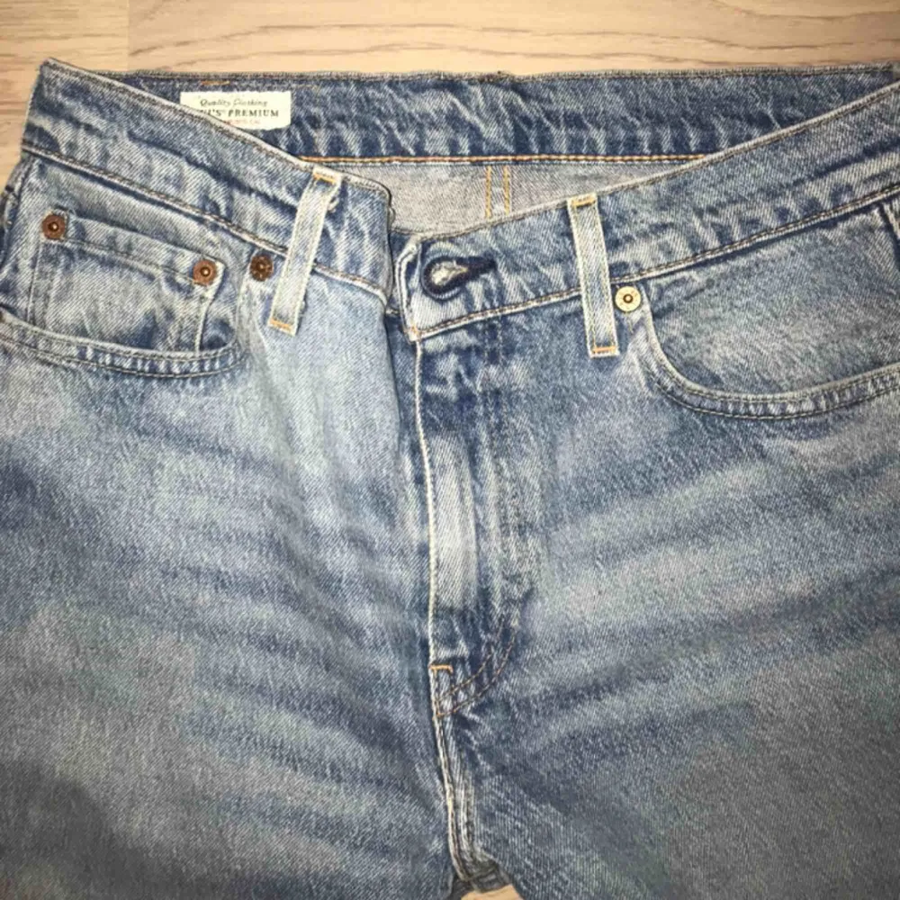 Snygga jeans från levis, avskurna vid anklarna. Jeans & Byxor.