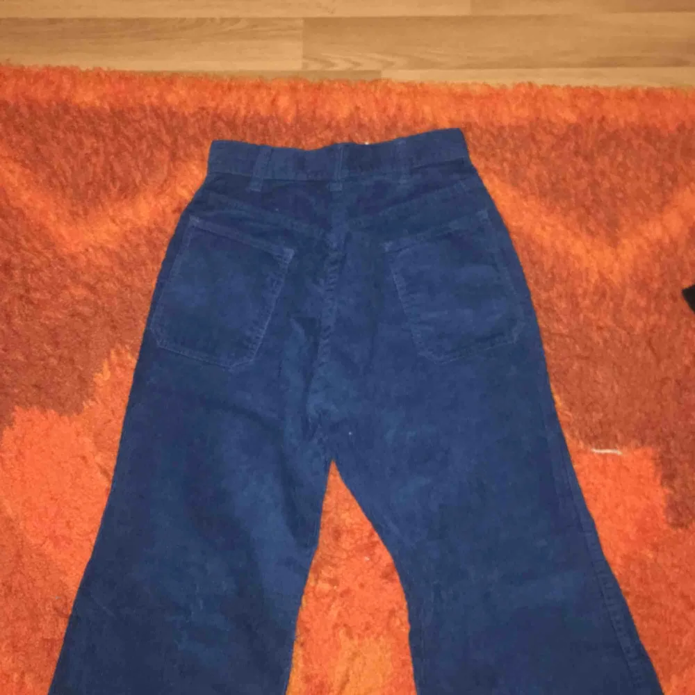 Skitsnygga blå 70-talsManchesterbyxor!!! Superbra skick, knappt använda. Jättefina bak och framfickor🍄. Jeans & Byxor.