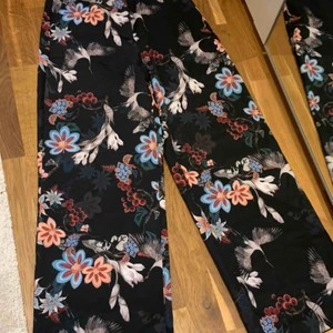  - Vida och svala mönstrade byxor från HM. Snygg passform som är något smalare upptill med vida ben. 