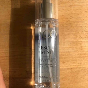  - Aco Rescue Mist, helt fantastisk ansiktsmist med vitamin E som man kan ha innan och efter sminket som även ger en glow!   