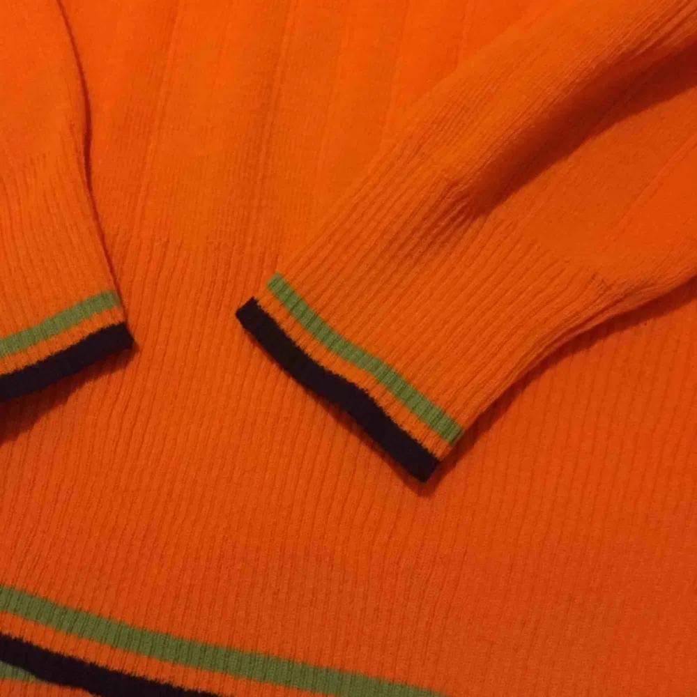 Fin, orange 70-tals tröja med turtleneck! Jättefint skick. Betalaren står för frakt, annars möts jag upp i Stockholm. Tröjor & Koftor.