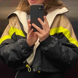  - Säljer nu min favoritjacka🥰😢 Väldigt skön och snygg vinterjacka, går att ha i både höst o vinter. Frakt betalar köparen (63kr)💞