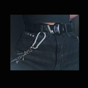  - skitsnyggt bälte, säljer pga har alldeles för många bälten. den har inte hål så att man kan spänna det men den håller sig på plats ändå på något magiskt sätt, längd= 101cm frakt är inräknat:)