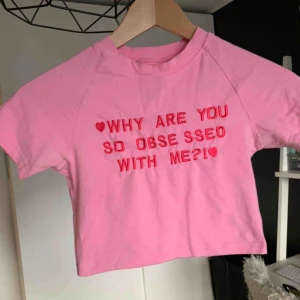  - Skitsnygg croptop med mean girl-anda.  Helt perfekt skick. Passar XS-S väldigt stretchig! Pris kan diskuteras Priset är inklusive frakt.