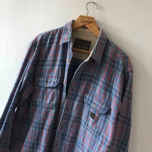  - Grunge-skjorta i tjockt material. Kan hämtas i Uppsala eller skickas mot fraktkostnad 