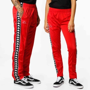  - Röda kappa track pants i M, köpta i London. Använda ett fåtal gånger så i väldigt fint skick! Frakt tillkommer 