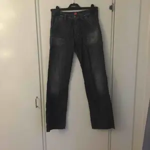Jeans från Hugo Boss, små i storleken