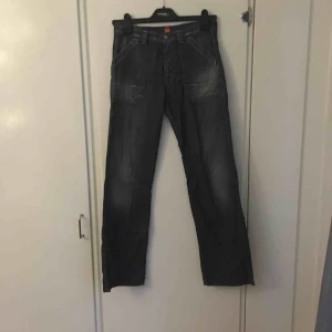  - Jeans från Hugo Boss, små i storleken