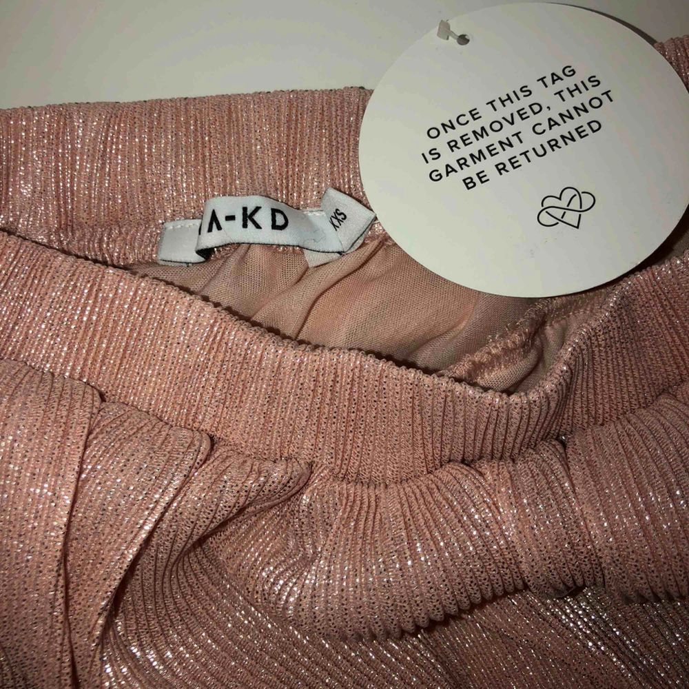 Super söt rosa glittrig kjol från NA-KD. ”Layer Metallic Mini Skirt” i storlek xxs. Kostar 499kr på hemsidan. Säljer pga blir aldrig använd. Helt nyskick med lappen kvar. Köparen betalar frakten.. Kjolar.