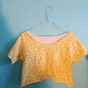  - Så gullig croptop tshirt! Gul med blommor! 