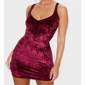  - endast provad. riktigt skön att ha på sig men den var för liten runt armhålorna och i längden för mig så kanske passar en 34 bättre. alternativt en kortare 36a. hursomhelst ett helt felfritt plagg.