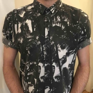  - Snygg skjorta från Hugo Boss, storlek XL - den är Slim så passar en med storlek L. 