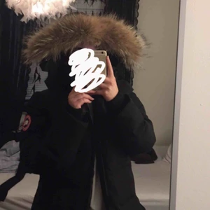 - Canada Goose jacka dam modell, för stor för mig och har aldrig varit till nytta.  Äkta såklart och fler bilder kan skickas vid intresse.