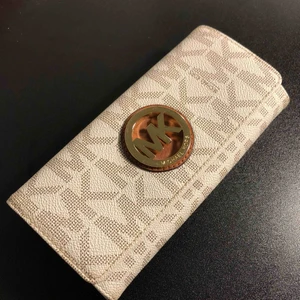  - Michael Kors plånbok (får plats en Iphone +), väldigt bra skick!!  Ursprungspris ca 1400kr. Går ner i pris vid snabb affär! :)