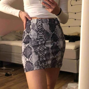 - Vit 🐍-mönstrad kjol från Nelly.com aldrig använd förutom på bilderna!!🥰(Frakt tillkommer) 