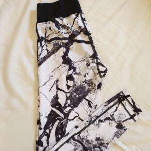  - Träningstights från Stronger. Använd fåtal gånger. Frakt tillkommer! 