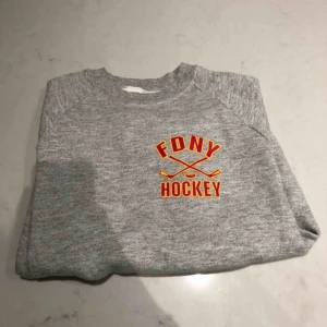  - En collegetröja frön fruit of the loom. Liten logga på bröstet. Väldigt skön och har en snygg passform. Passar s och m. Kunden står för frakten:)