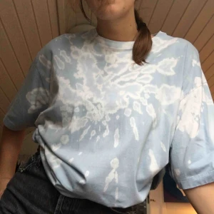  - Sjukt snygg oversize t-shirt med tie dye. Frakt tillkommer🧩