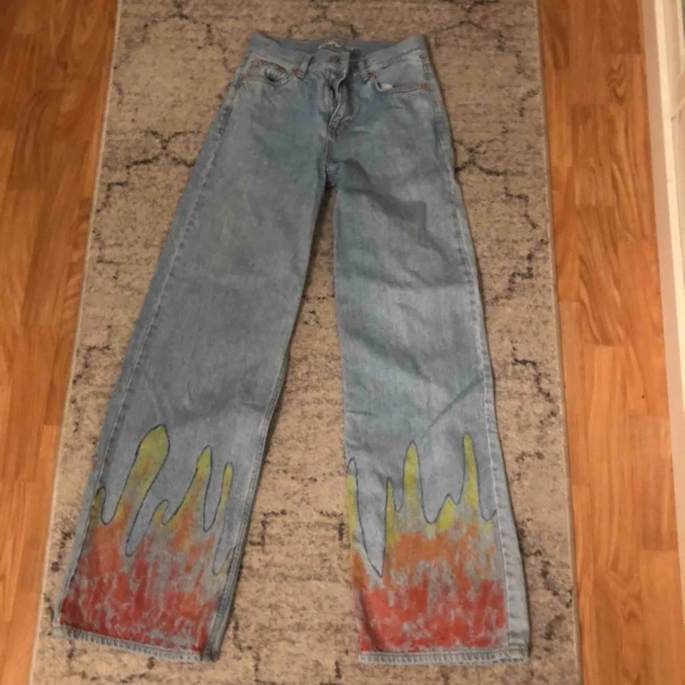 Säljer mina Wide jeans från junkyard, har målat på dem men färgen går sakta bort efter tvätt (vet dock inte om de kan försvinna helt) därför de billiga priset . Jeans & Byxor.
